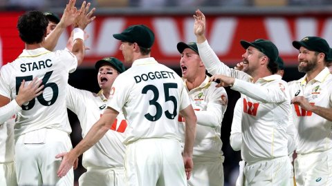 Ashes 2025-26: गाबा टेस्ट में शानदार जीत की दहलीज पर ऑस्ट्रेलिया, दूसरी पारी में 134 रन तक आधी से ज्