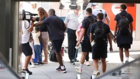 WATCH: एशेज में बढ़ा विवाद, एयरपोर्ट पर इंग्लैंड टीम की सिक्योरिटी और कैमरापर्सन के बीच हुई धक्का-मु