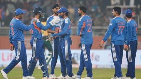 IND vs SA: डी कॉक का धमाका और बार्टमैन की घातक गेंदबाज़ी, साउथ अफ्रीका ने भारत को 51 रन से हराकर सीर