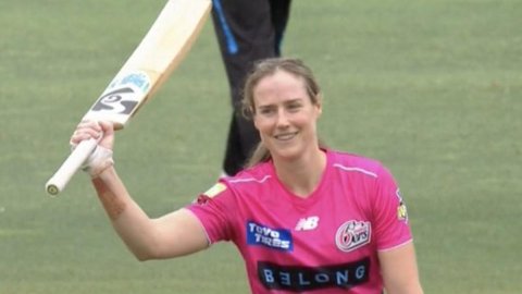  WBBL 2025: Ellyse Perry की 111 रन की तूफानी पारी से रचा इतिहास, ऐसा करने वाली दूसरी खिलाड़ी बनी