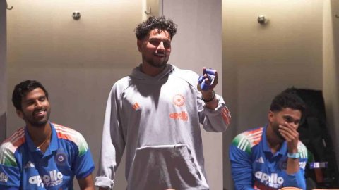 'रो दे, रो दे…', विराट कोहली ने छेड़ा कुलदीप यादव को, ड्रेसिंग रूम में हुआ मजेदार माहौल; VIDEO 