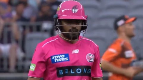 VIDEO: BBL डेब्यू पर बुरी तरह फ्लॉप हुए बाबर आज़म, सिर्फ 5 गेंदों में हो गए आउट