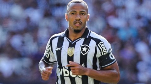 Football transfer watch: Palmeiras eyeing Botafogo captain Freitas