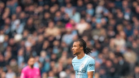 नाथन एके को साइन करना चाहती है बार्सिलोना, मगर मैनचेस्टर ने मांग ली 250 करोड़ की ट्रांसफर फीस