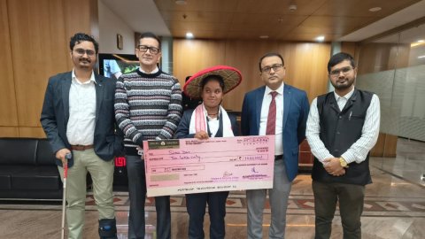 सीएम ने सिमू दास को सौंपा 10 लाख का चेक, सरकारी नौकरी का भी वादा