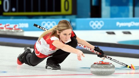 कर्लिंग: जमे हुए तालाबों और झीलों पर खेला जाने वाला खेल, जिसने विंटर ओलंपिक में बनाई पहचान