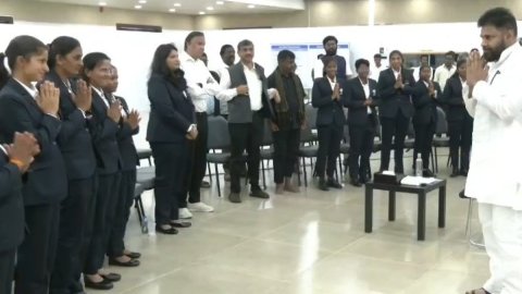 उप मुख्यमंत्री पवन कल्याण ने दृष्टिबाधित टी20 विश्व कप जीतने वाली महिला क्रिकेटरों को किया सम्मानित 