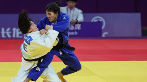 Park Eun-song of South Korea (R) battles Altantsetseg Batsukh of the United Arab Emirates during the