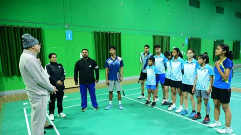 उत्तराखंड: सुबह की सैर पर निकले मुख्यमंत्री पुष्कर सिंह धामी ने बच्चों के साथ खेली बैडमिंटन 