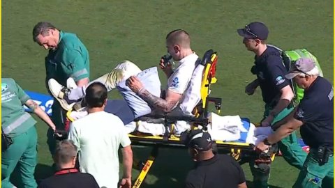 LIVE Match में भयंकर INJURED हुए Blair Ticker, स्ट्रेचर पर ले जाना पड़ा बाहर; अस्पताल में हुए भर्ती