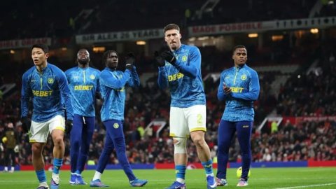 Premier League: Wolves end run of 11 consecutive losses after 1-1 draw with Man Utd