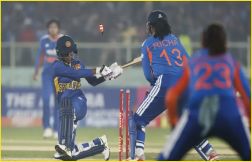 IN-W vs SL-W 1st T20: छह में से तीन खिलाड़ी हुए रन आउट, श्रीलंका ने VIZAG में भारत के सामने रखा 122 रनों का लक्ष्य