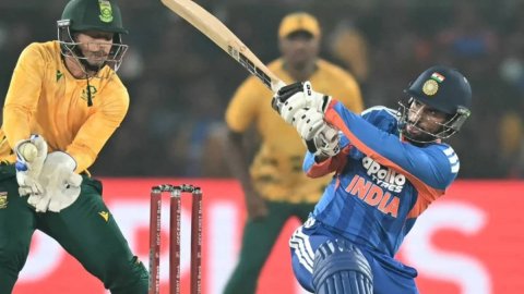 Tilak Varma ने 34 गेंदों में 25 रन की धीमी पारी से भी बनाया महारिकॉर्ड, विराट कोहली को छोड़ा बहुत पी