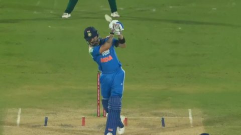 VIDEO: विराट कोहली ने कॉर्बिन बॉश को मारा 'नो लुक सिक्स', खुशी से झूम उठे फैंस