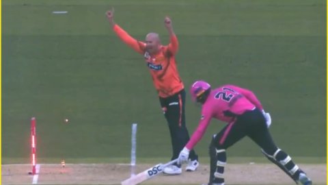 Moises Henriques को किस्मत से मिला धोखा, बेहद ही Unlucky तरीके से हुए Run Out; देखें VIDEO