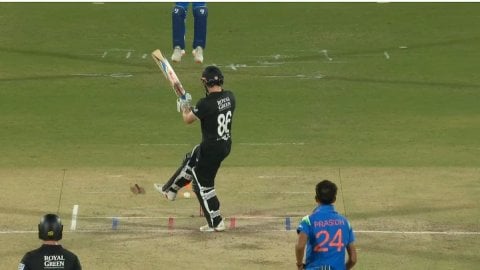 VIDEO: प्रसिद्ध कृष्णा की बैक ऑफ लेंथ पर फंसे हेनरी निकोल्स, इस तरह क्लीन बोल्ड करके भेजा पवेलियन