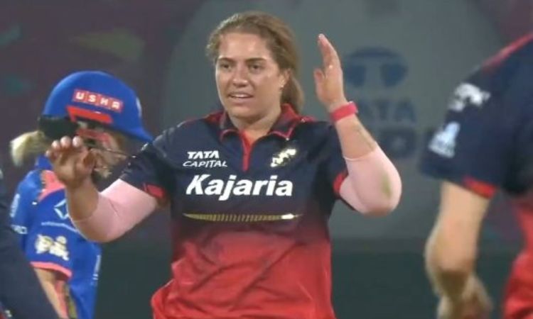 Nadine de Klerk  4/26 is the second best figures against MI in WPL only behind Ellyse Perry