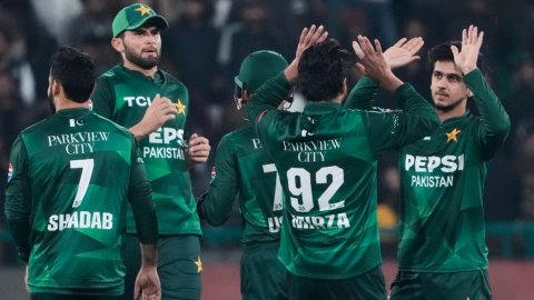 PAK vs AUS: पाकिस्तान की दमदार शुरुआत, ऑस्ट्रेलिया को 22 रन से शिकस्त देकर सीरीज में किया जीत के साथ