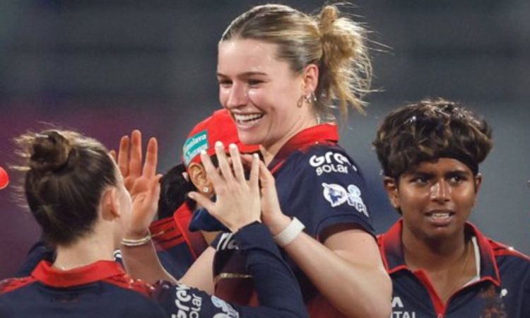 WPL 2026 Mumbai Indians Women Set 155 Runs Target for Royal Challengers Bengaluru Women