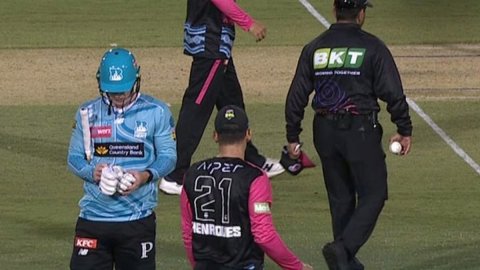 VIDEO: BBL में दिखी स्पोर्ट्समैन स्पिरिट, Moises Henriques ने टाइम्ड आउट की अपील वापस लेकर जीता दिल