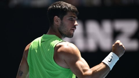 Alcaraz battles past Paul to book Australian Open QF spot