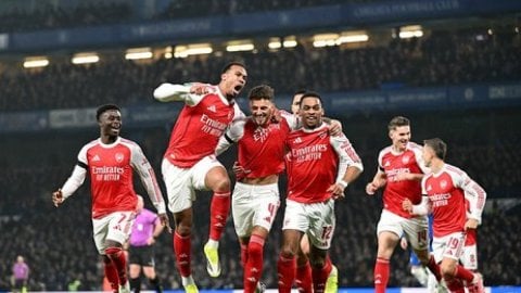 Arsenal edge thriller to take narrow SF lead over Chelsea
