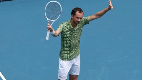 Aus Open: Medvedev crashes out; De Minaur prevails into QF