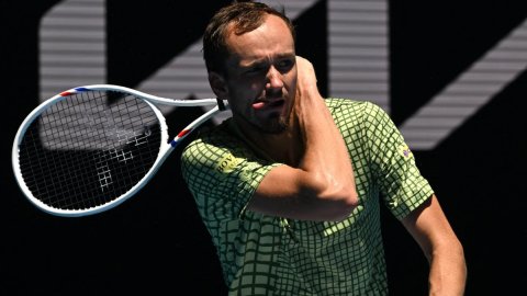 Aus Open: Medvedev makes vintage comeback against Marozsan to enter Rd-4
