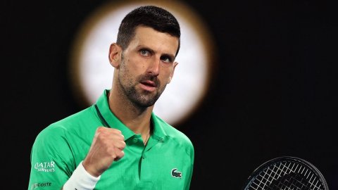 Aus Open: Novak Djokovic completes 400 major wins, equals Federer's record to enter R4