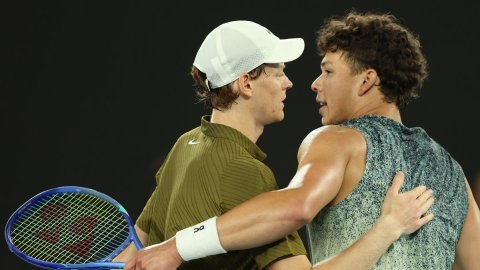 Aus Open: Sinner beats Shelton to book SF date with Djokovic