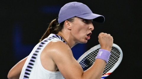 Aus Open: Swiatek brushes past Kalinskaya to reach round of 16