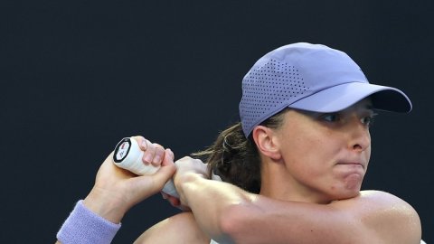 Aus Open: Swiatek eliminates Inglis to reach 14th career Grand Slam QF