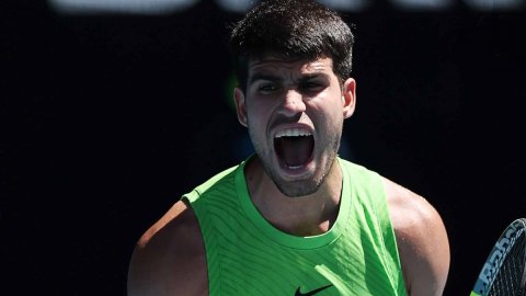 Aus Open: Top seeds Alcaraz, Sabalenka produce contrasting 3rd round wins (round-up)