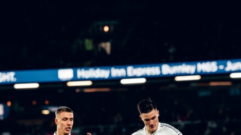 Burnley held Man Utd 2-2, Villa play out goalless draw with Palace