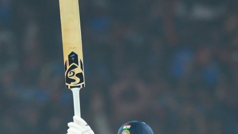 Hardik Pandya slams five sixes in an over to score maiden Vijay Hazare Trophy century