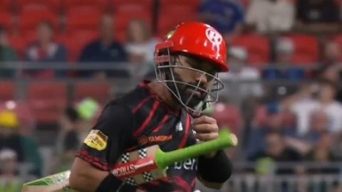 WATCH: मोहम्मद रिजवान की हुई बेइज्जती, धीमी बल्लेबाजी की वजह से वापस बुलाया गया 