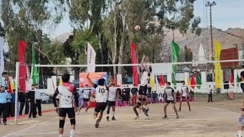 पुंछ जिले में हुआ 'पुलिस शहीद वॉलीबॉल टूर्नामेंट', एसएसपी ने खिलाड़ियों को दी अंतरराष्ट्रीय स्तर पर 