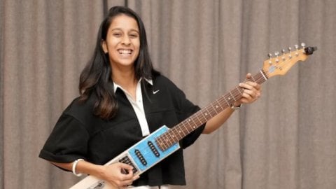 सुनील गावस्कर ने जीता दिल, जेमिमा रोड्रिग्स को भेंट किया बल्ले के आकार का गिटार 