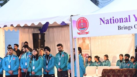J&K L-G flags off 53-member contingent to participate in 29th youth festival in Delhi