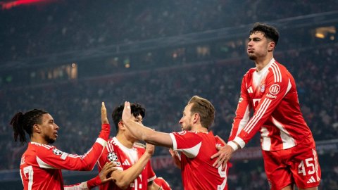 Kane's double sends Bayern through in Champions League