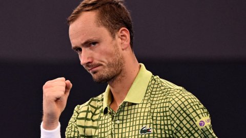 Medvedev enters Brisbane QF; Lehecka retires with ankle injury, Pegula prevails