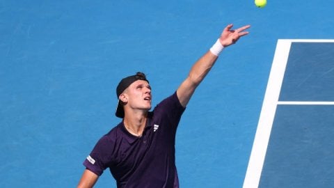 Mensik beats Baez to clinch Auckland crown