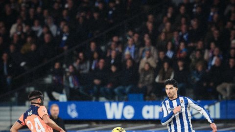 Real Sociedad beat Barca as La Liga title race tightens
