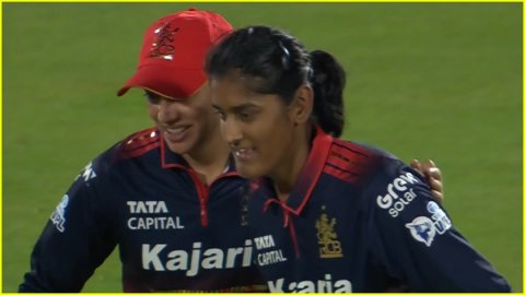 Smriti Madhana ने जीता दिल! Gujarat Giants को हराने के बाद Gautami Naik का किया सम्मान; देखें VIDEO