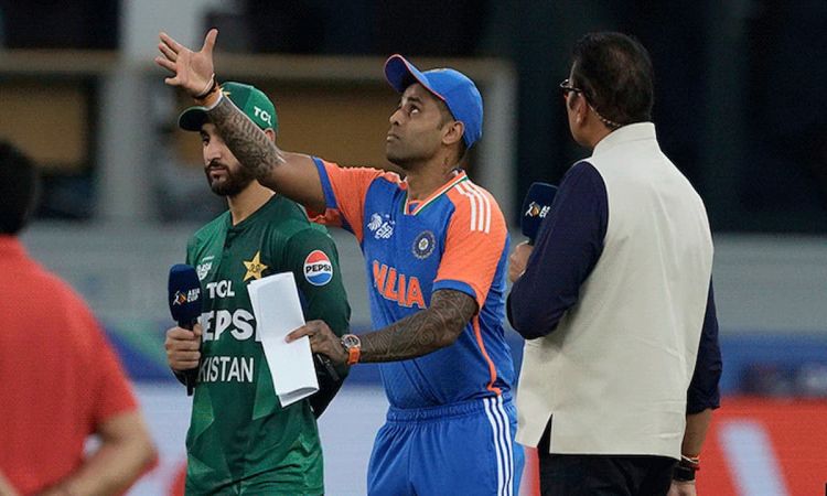 T20 World Cup 2026: भारत करेगा पहले बल्लेबाजी, पाकिस्तान ने टॉस जीतकर चुनी गेंदबाजी; अभिषेक शर्मा की हुई वापसी