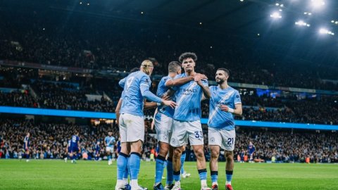 Man City beat Newcastle to pressure Arsenal as Leeds hold Villa