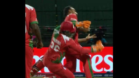 WATCH: ओमान के शकील ने विकेटकीपर से टकरा कर भी पकड़ा ट्रैविस हेड का कमाल कैच, फिर किया गजब सेलिब्रेश