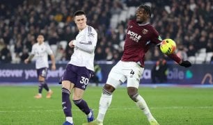United rescue point at West Ham, Chelsea held at home by Leeds