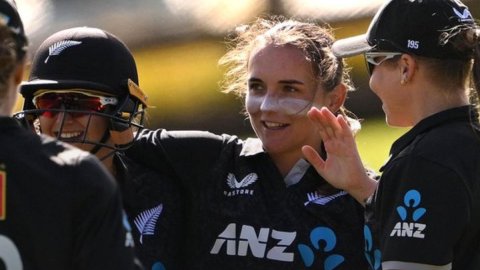 80 रन और गेंदबाजी में 5 विकेट, Amelia Kerr ने 30 साल बाद ऐसा कर बनाया महारिकॉर्ड 