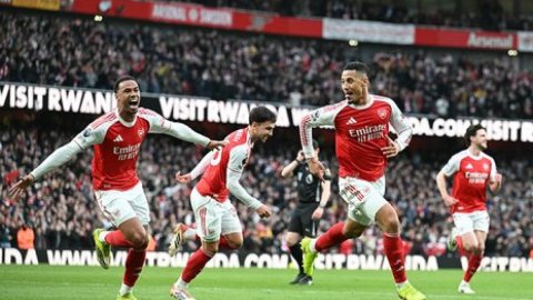 Arsenal beat Chelsea to stay 5 points clear in Premier League